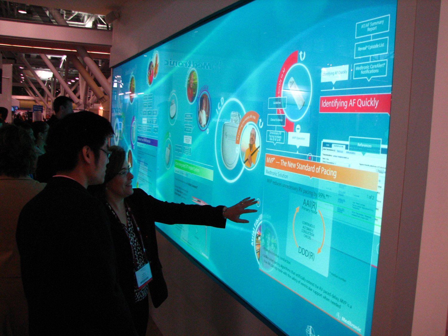 Интерактивные демонстрации. Интерактивная стена IWALL. Интерактивная сенсорная панель. Интерактивные сенсорные панели на выставках. Интерактивный экран на стене.
