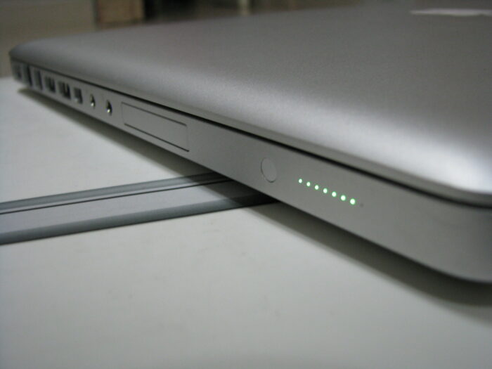 MacBook Pro power indicator light