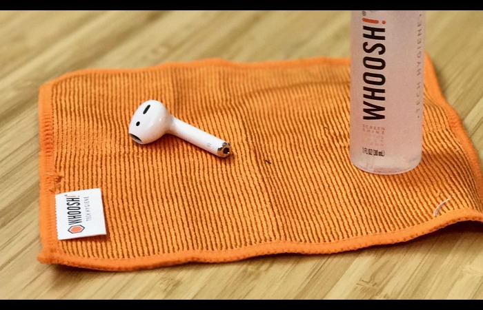 cleaning airpods